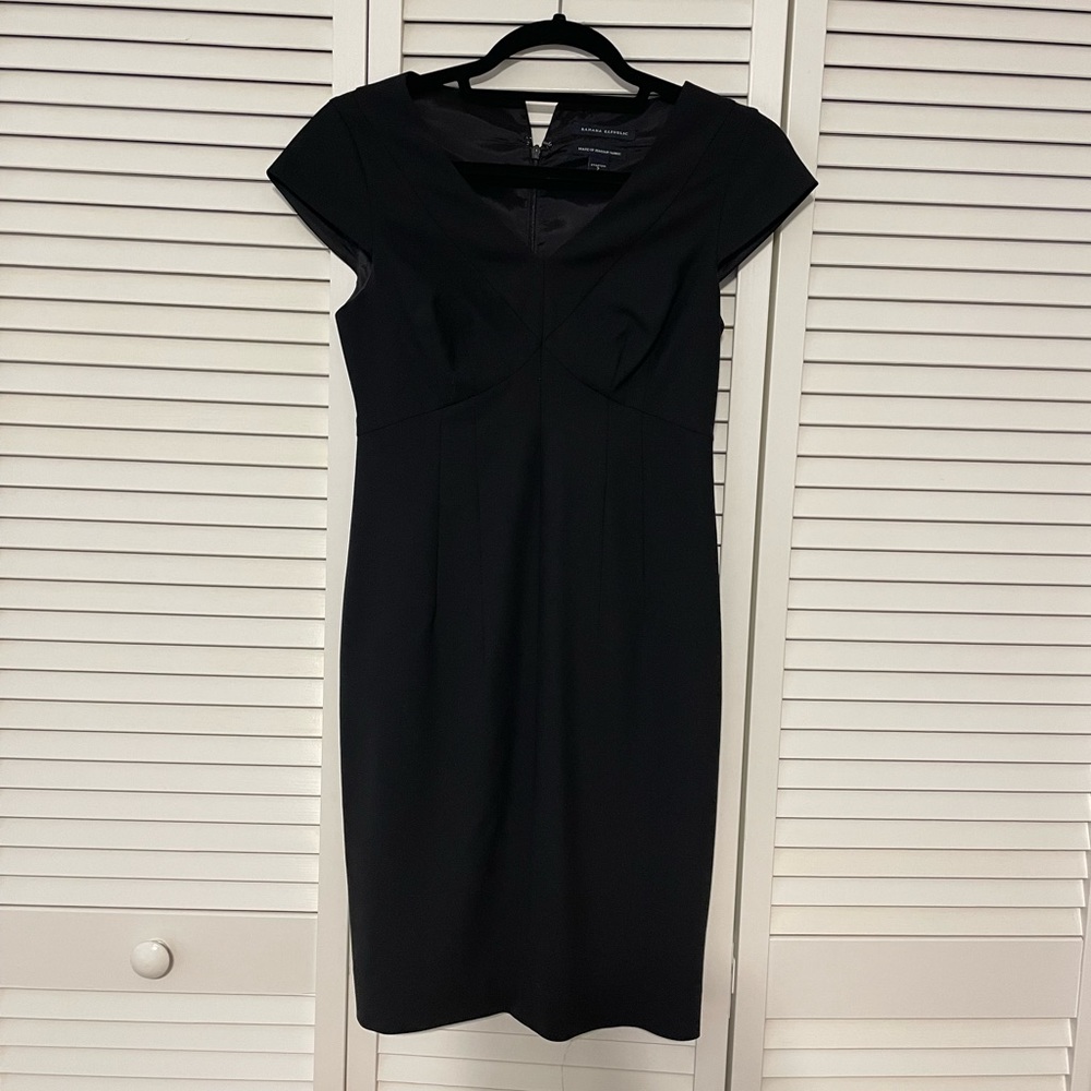 Banana Republic Black Cap Sleeve Sheath Dress, 2 EUC